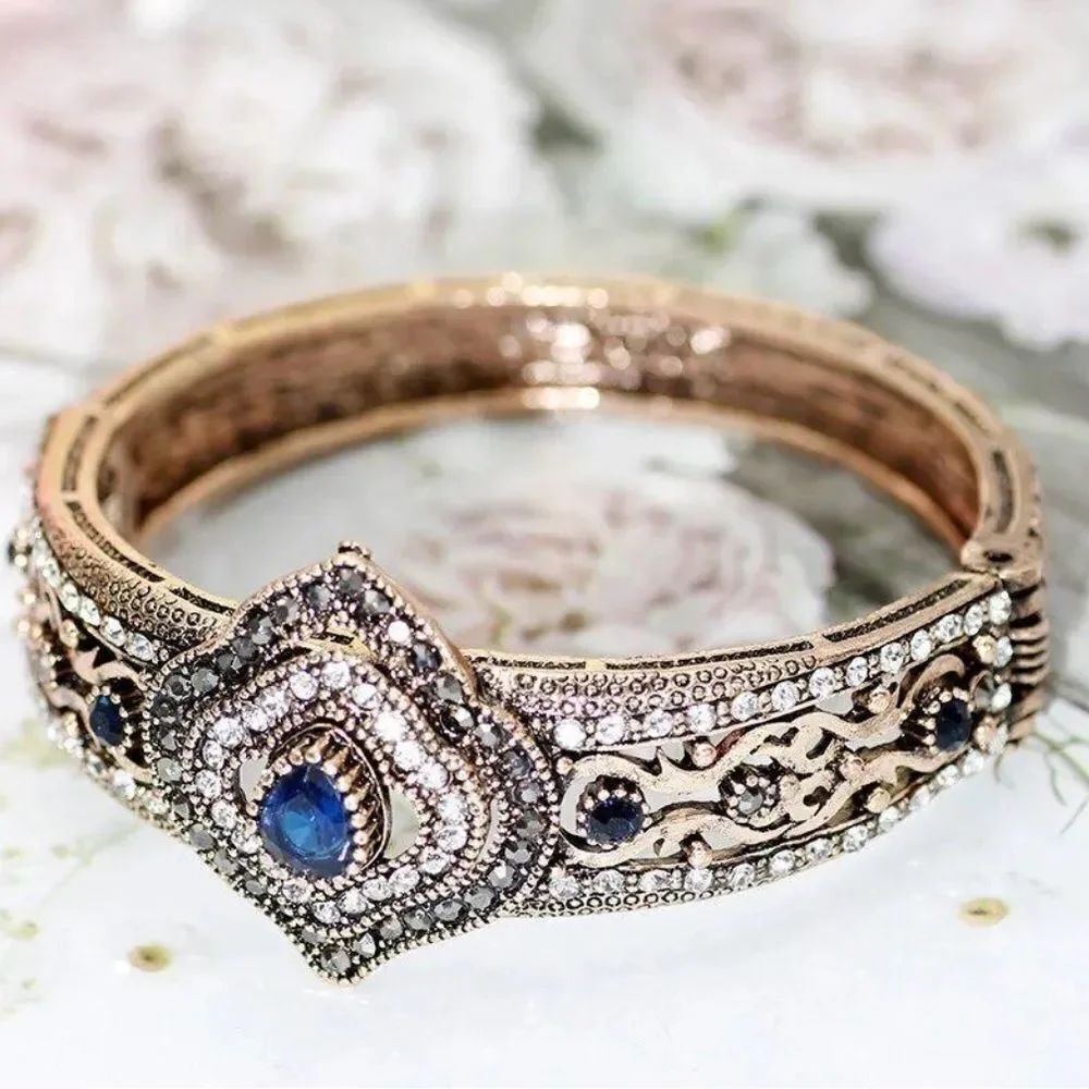 💙 Stunning Vintage-Inspired Crystal, Gold and Blue Bracelet 💙